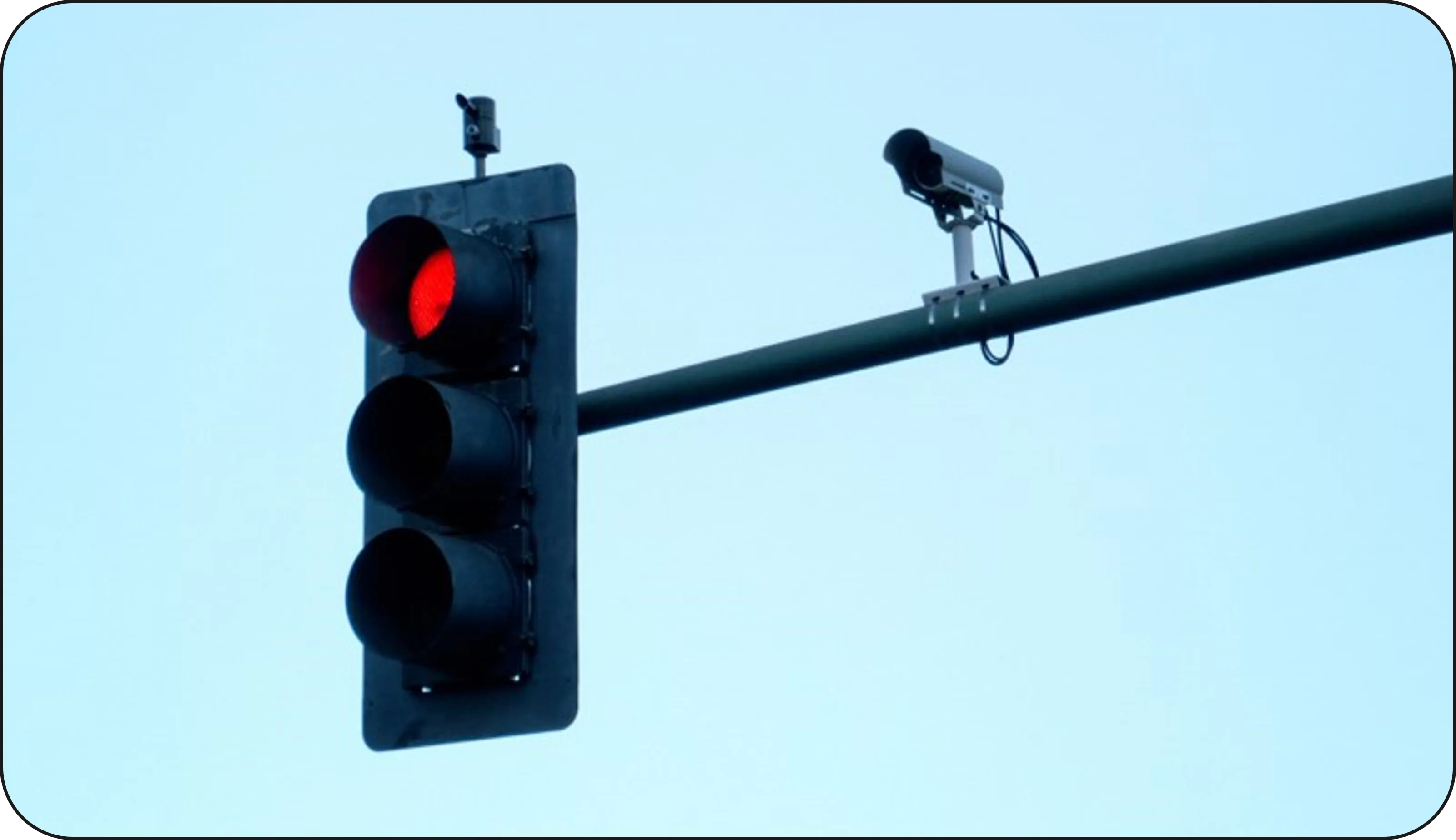 Camara cruce semaforo en rojo