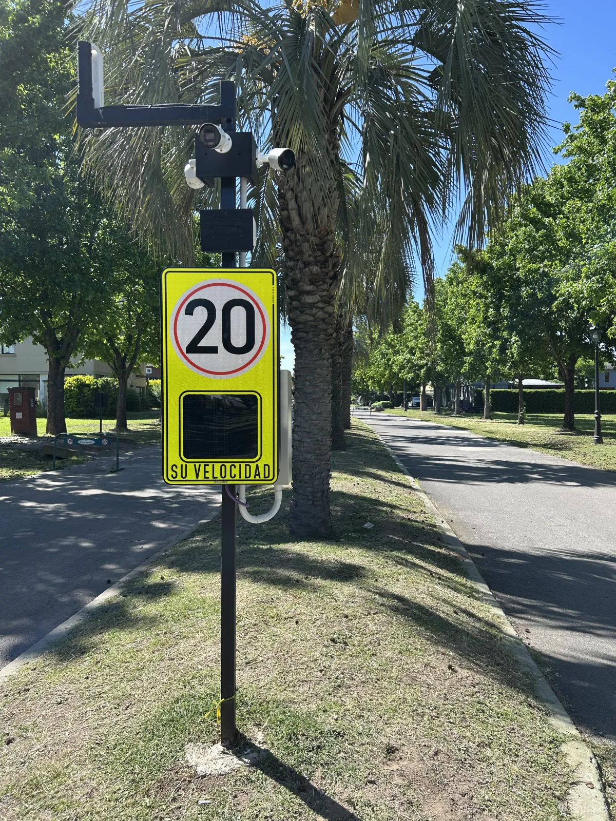 Tótem indicador de velocidad con alimentación 220V
