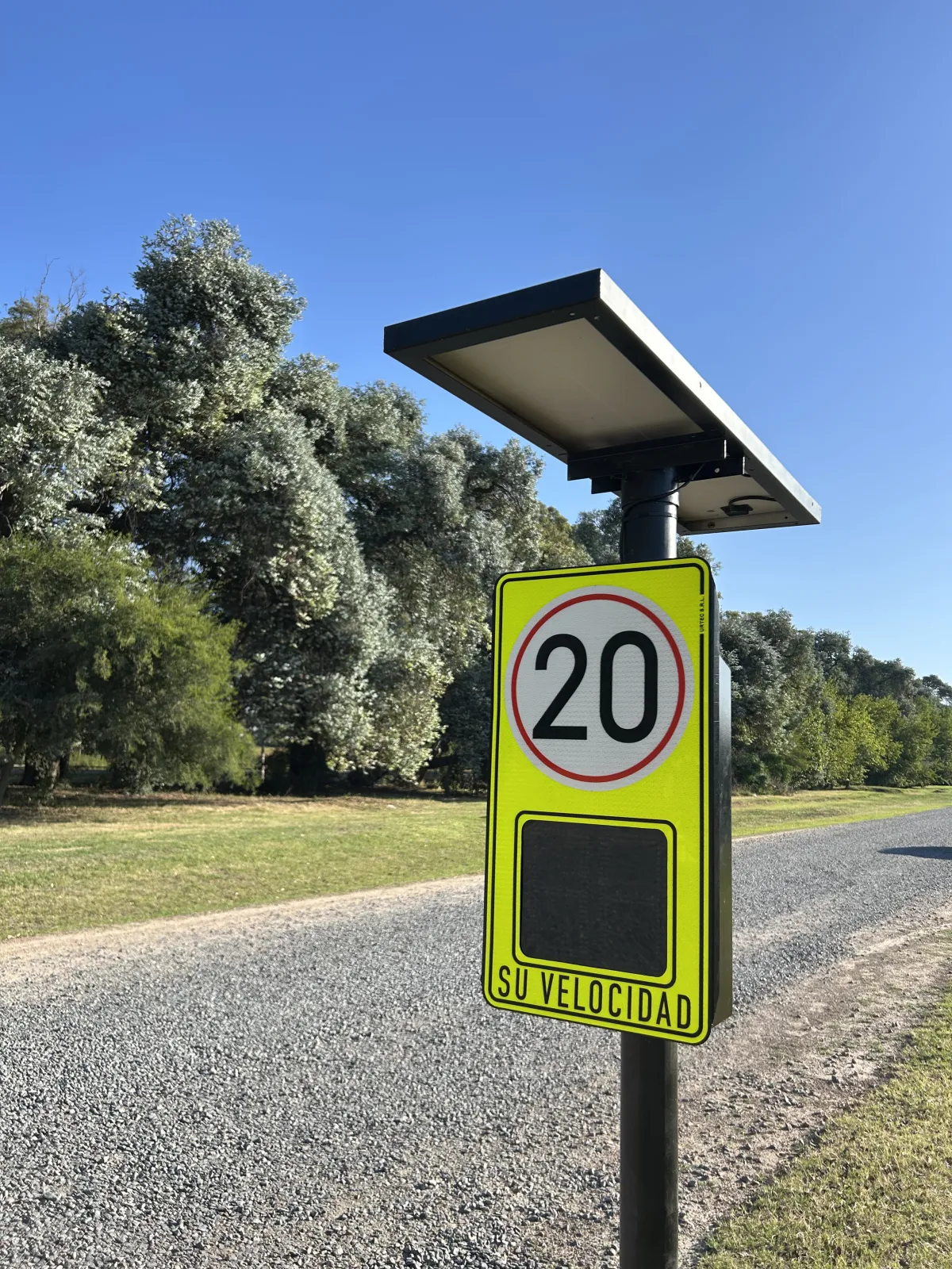 Tótem indicador de velocidad con alimentación solar